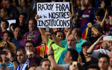 Kibic na meczu FC Barcelony z napisem "Rajoy, trzymaj się z dala od naszych instytucji"