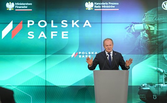 Premier Donald Tusk przemawia podczas uroczystości podpisania umowy pożyczkowej w ramach programu SA