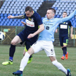 Damian Chmiel (Sandecja, z lewej) walczy z Łukaszem Jeglińskim (Stomil). Mecz w Olsztynie zakończył 