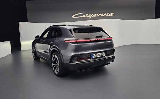 Porsche Cayenne Electric w bazowej wersji ma inne zderzaki i brak wysuwanych klap