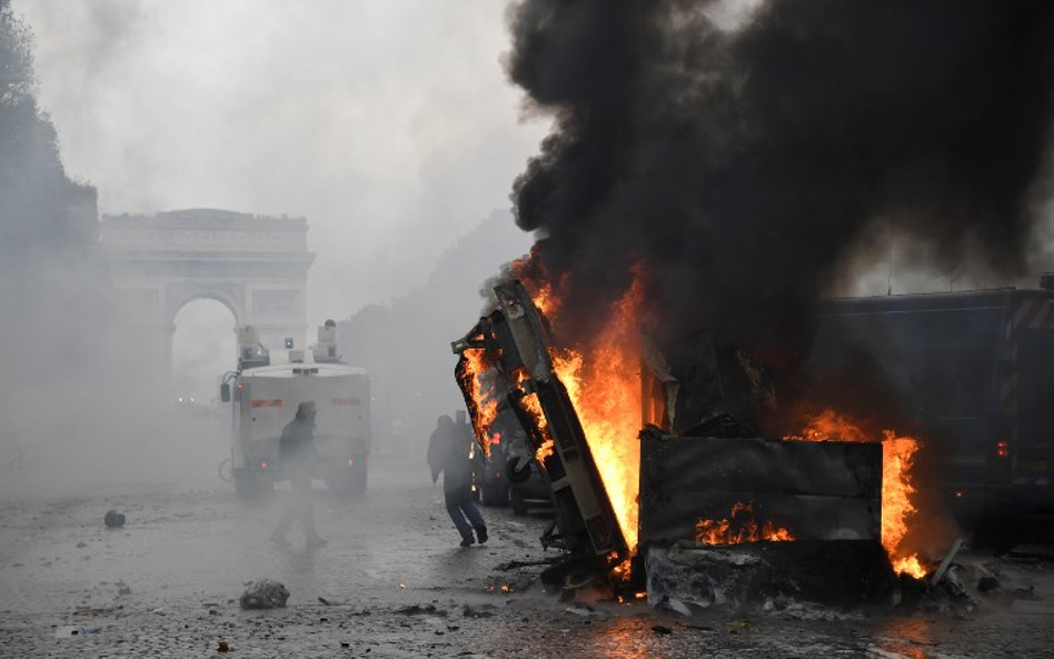 Protesty w Paryżu. Francuzi przeciw podwyżkom cen paliw
