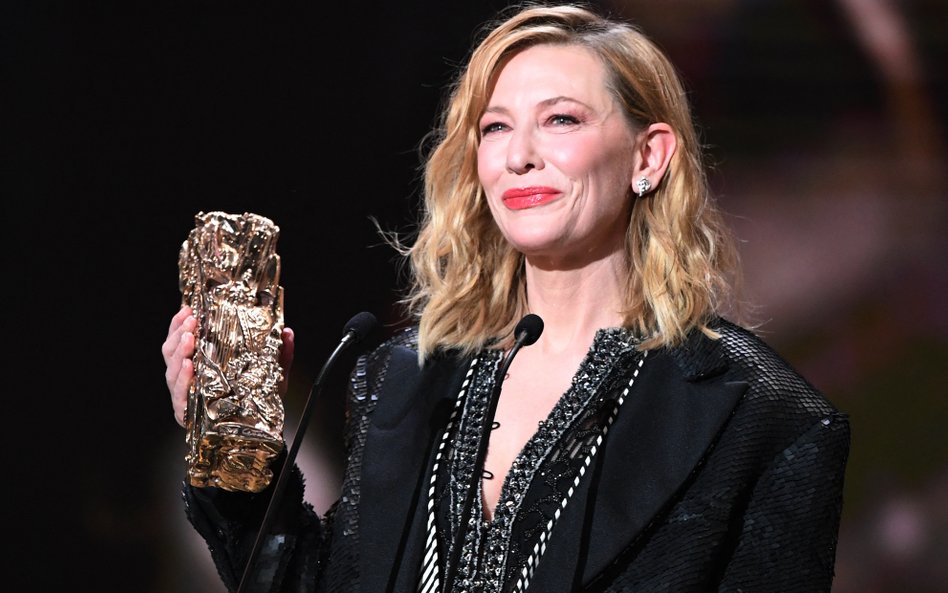 Cate Blanchett przyjmując zCate Blanchett przyjmując honorowego Cezara: „Trudno dziś myśleć o czymko