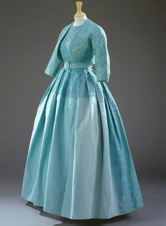 Suknia Elżbiety II na ślub księżniczki Małgorzaty w 1960 roku.