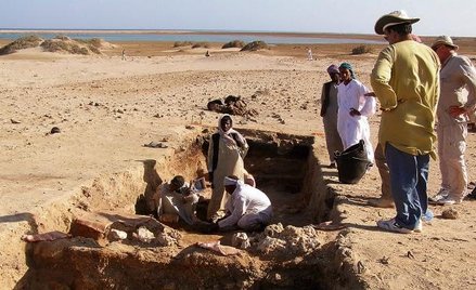 Archeolodzy kopią bardzo blisko morza, na horyzoncie widać wody zamulonej zatoki, na jej brzegach kw
