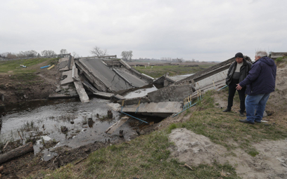 Zniszczony most na przedmieściach Kijowa