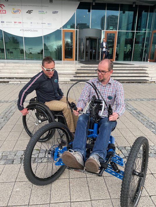 Łukasz Kubacki z UW testuje rower dla osób z niepełnosprawnościami, skonstruowany przez Jarosława Ro