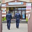 Funkcjonariusze policji przed jedną ze szkół w Mińsku Mazowieckim