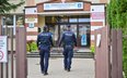Funkcjonariusze policji przed jedną ze szkół w Mińsku Mazowieckim