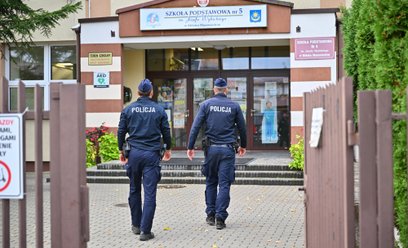 Funkcjonariusze policji przed jedną ze szkół w Mińsku Mazowieckim