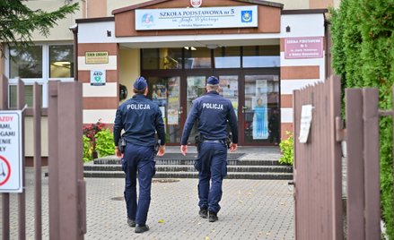 Funkcjonariusze policji przed jedną ze szkół w Mińsku Mazowieckim