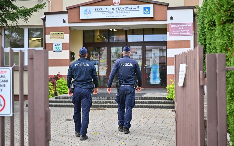 Funkcjonariusze policji przed jedną ze szkół w Mińsku Mazowieckim