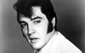 Kulisy błyskotliwej kariery Elvisa Presleya pokazują nieustanne obciążenie pracą. Zdjęcie „króla” po