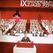 Stanisław Kania przemawia na nadzwyczajnym zjeździe partii komunistycznej w lipcu 1981 r. W tle m.in