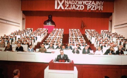 Stanisław Kania przemawia na nadzwyczajnym zjeździe partii komunistycznej w lipcu 1981 r. W tle m.in