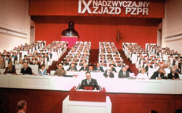 Stanisław Kania przemawia na nadzwyczajnym zjeździe partii komunistycznej w lipcu 1981 r. W tle m.in