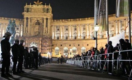 Demonstrantów zgromadzonych przed pałacem Hofburg oburzyło to, że tegoroczny bal odbył się w dzień p