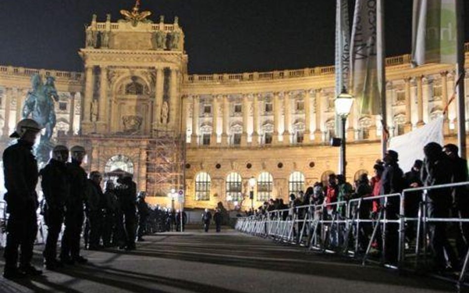 Demonstrantów zgromadzonych przed pałacem Hofburg oburzyło to, że tegoroczny bal odbył się w dzień p