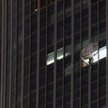 Zniszczona elewacja wieżowca CITIC Tower, znanego również jako China Zun