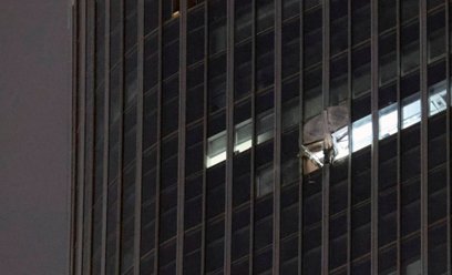 Zniszczona elewacja wieżowca CITIC Tower, znanego również jako China Zun