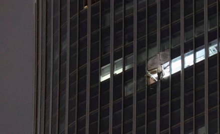 Zniszczona elewacja wieżowca CITIC Tower, znanego również jako China Zun
