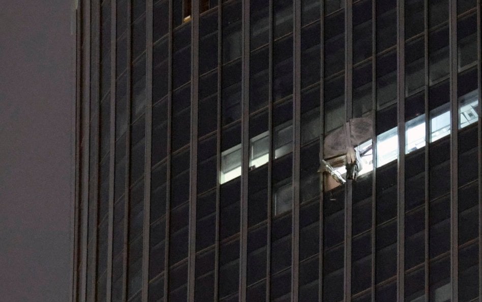 Zniszczona elewacja wieżowca CITIC Tower, znanego również jako China Zun