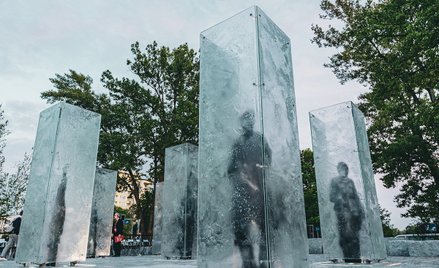 Pomnik jest dziełem wrocławskich artystów, Tomasza i Konrada Urbanowiczów.