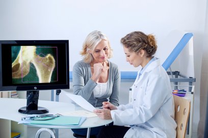 Osteoporoza może dotknąć każdego, niezależnie od wieku czy płci, choć częściej dotyka kobiety