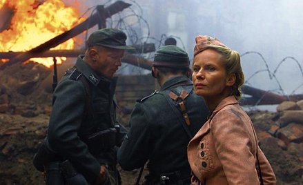 Magdalena Cielecka w scenie z filmu „Taniec śmierci” Leszka Wosiewicza