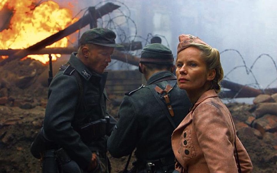Magdalena Cielecka w scenie z filmu „Taniec śmierci” Leszka Wosiewicza