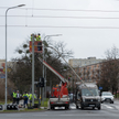 Uszkodzona przez porywisty wiatr sygnalizacja świetlna w Poznaniu