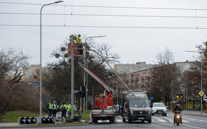 Uszkodzona przez porywisty wiatr sygnalizacja świetlna w Poznaniu