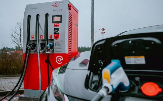 PKN Orlen dysponuje obecnie w Polsce 39 ładowarkami samochodów elektrycznych