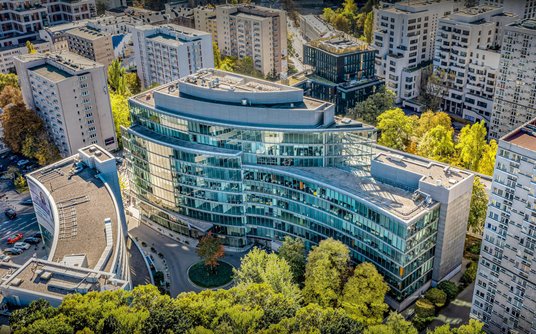 Warszawski Saski Crescent, oddany w 2003 r., wrócił w tym roku na rynek po modernizacji