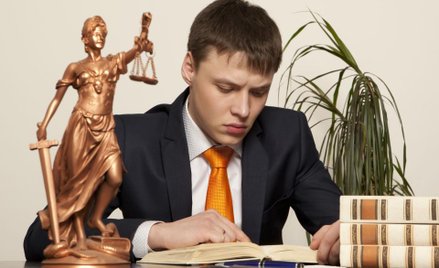 Powierzenie świadczenia pomocy prawnej osobom niewykonującym zawodu zaufania publicznego świadczy ni