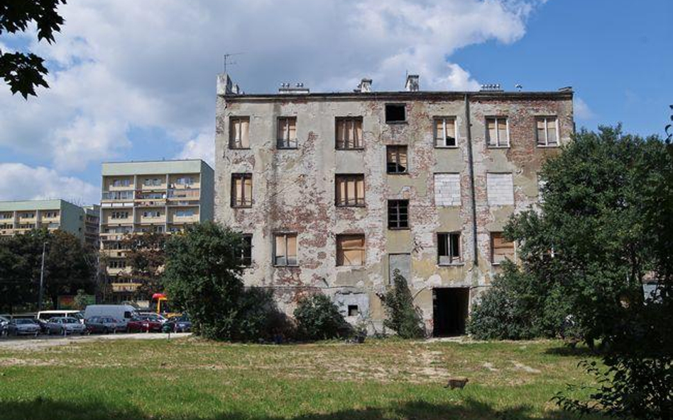 Sprzedaż działki z budynkiem do rozbiórki zwolniona z VAT