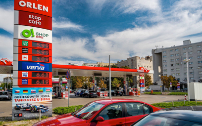 Spadek cen paliw w minionym miesiącu to w dużej mierze konsekwencja polityki Orlenu przed wyborami.