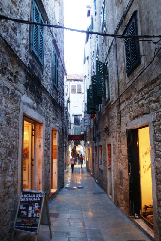 Uliczki pałacu Dioklecjana w Splicie wieczorem
