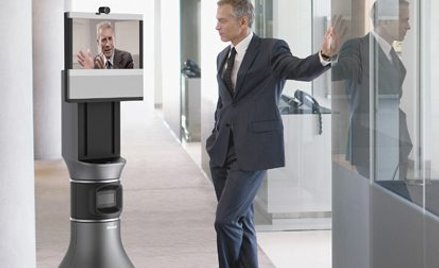 21,5-calowy ekran można podnosić i opuszczać, aby dopasować go np. do siedzących rozmówców. Fot. CIS