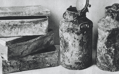 Skrzynki i bańki na mleko w których ukryto Archiwum Ringelbluma
