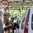 Funkcjonariusze polskiej i ukraińskiej straży granicznej na polsko-ukraińskim drogowym przejściu gra