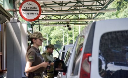 Funkcjonariusze polskiej i ukraińskiej straży granicznej na polsko-ukraińskim drogowym przejściu gra