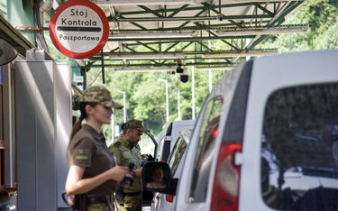 Funkcjonariusze polskiej i ukraińskiej straży granicznej na polsko-ukraińskim drogowym przejściu gra
