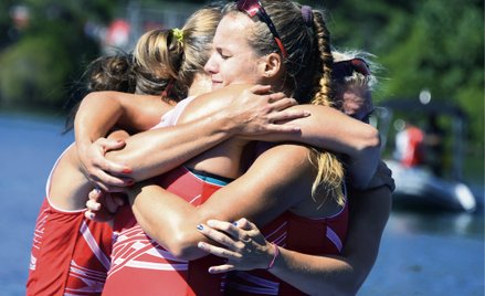 Agnieszka Kobus po zdobyciu pierwszego olimpijskiego medalu. Wraz z Moniką Ciaciuch, Marią Springwal