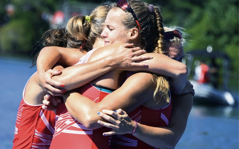Agnieszka Kobus po zdobyciu pierwszego olimpijskiego medalu. Wraz z Moniką Ciaciuch, Marią Springwal