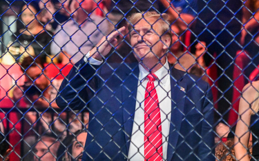 Donald Trump jako widz mieszanych sztuk walki Ultimate Fighting Championship (UFC) 299 w Kaseya Cent
