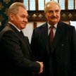 Rosyjski minister obrony Siergiej Szojgu (z lewej) i libijski marszałek, absolwent moskiewskiej szko