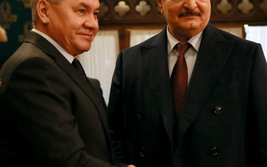 Rosyjski minister obrony Siergiej Szojgu (z lewej) i libijski marszałek, absolwent moskiewskiej szko