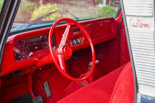 Ten czarny Chevrolet C10 Pickup StepSide kosztuje 75 000 zł.