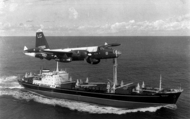 Samolot US Navy Lockheed SP-2H Neptune przelatuje nad sowieckim frachtowcem „Ochock” przewożącym na 