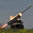 Ukraińscy żołnierze 57. Brygady strzelają z wielokrotnej wyrzutni rakiet BM-21 „Grad” w kierunku ros